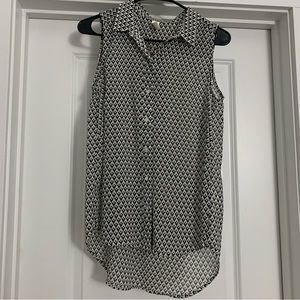 H&M Black & White geometric print hi-low sheer sleeveless button-down. Size 2